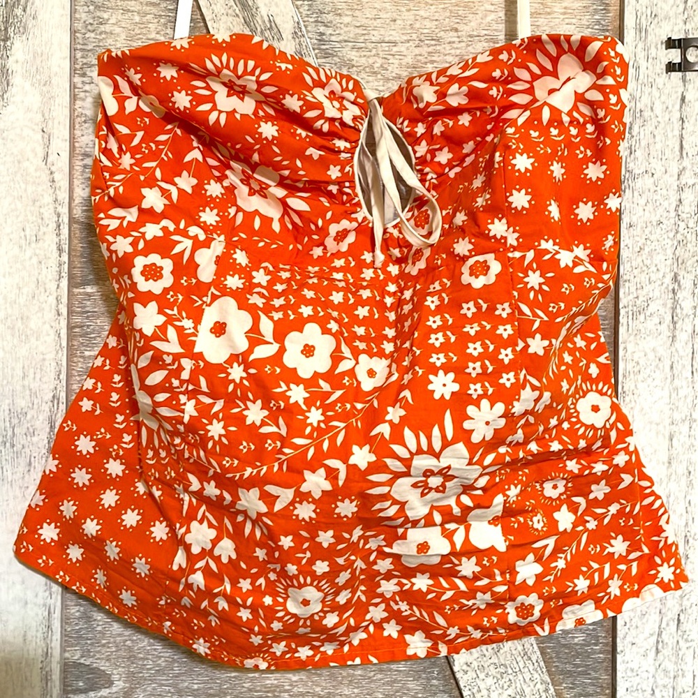 Strapless keyhole top